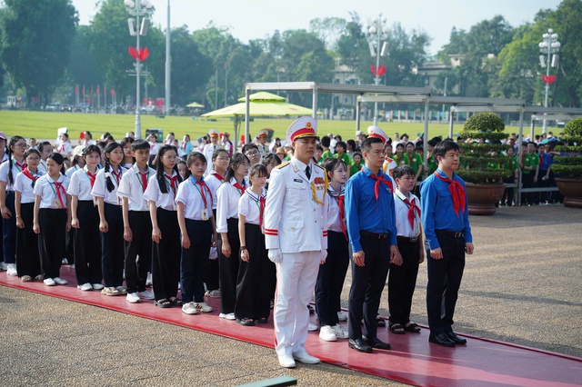Gần 100 đội vi&ecirc;n ti&ecirc;u biểu v&agrave;o Lăng viếng Chủ tịch Hồ Ch&iacute; Minh- Ảnh 3.