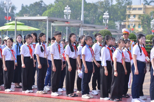 Gần 100 đội vi&ecirc;n ti&ecirc;u biểu v&agrave;o Lăng viếng Chủ tịch Hồ Ch&iacute; Minh- Ảnh 2.