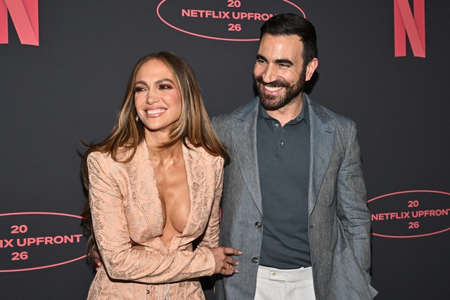 Jennifer Lopez thân mật bên bạn diễn, dấy lên tin đồn hẹn hò- Ảnh 1. Jennifer Lopez thân mật bên bạn diễn, dấy lên tin đồn hẹn hò- Ảnh 1.