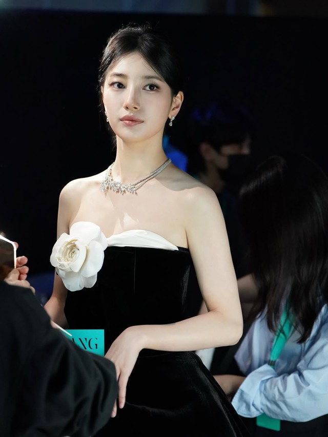 Những bộ trang sức làm nên sức hút tại thảm đỏ Baeksang - Ảnh 2.