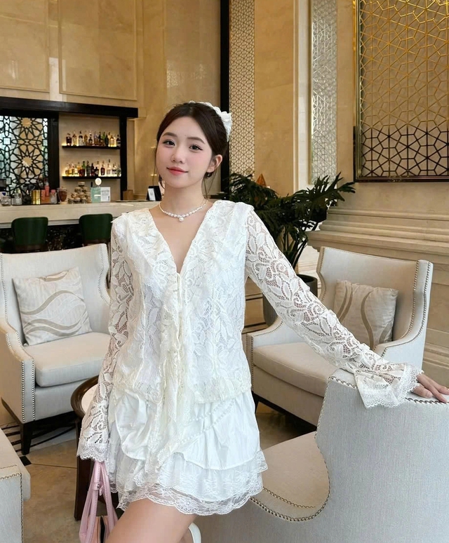 Biến tấu mềm mại với áo cổ chữ V cùng chân váy ngắn- Ảnh 8.