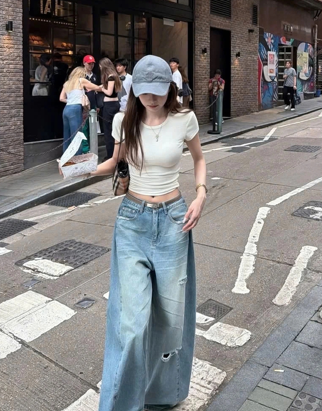 Khẳng định phong cách riêng cùng quần jeans rách- Ảnh 5. Khẳng định phong cách riêng cùng quần jeans rách- Ảnh 5.