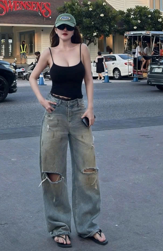 Khẳng định phong cách riêng cùng quần jeans rách- Ảnh 4. Khẳng định phong cách riêng cùng quần jeans rách- Ảnh 4.