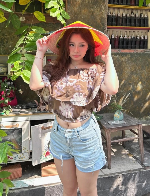 Khẳng định phong cách riêng cùng quần jeans rách- Ảnh 1. Khẳng định phong cách riêng cùng quần jeans rách- Ảnh 1.