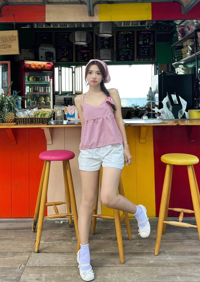Vừa cổ điển, vừa đậm chất hiện đại với áo hai dây kẻ ca rô- Ảnh 3.