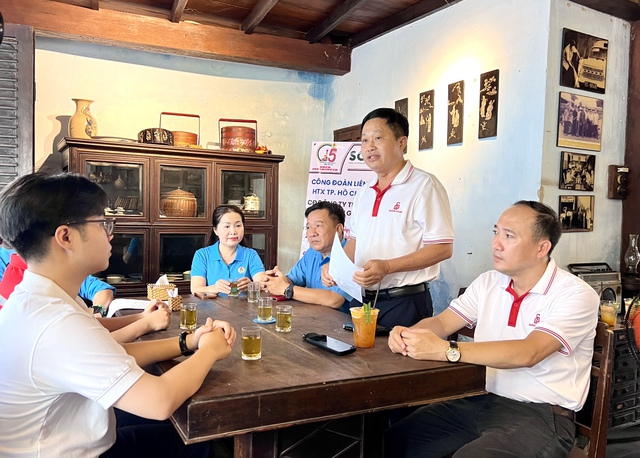 Nh&acirc;n vi&ecirc;n c&agrave; ph&ecirc; s&aacute;ng c&ugrave;ng sếp b&agrave;n chuyện tăng lương - Ảnh 1.
