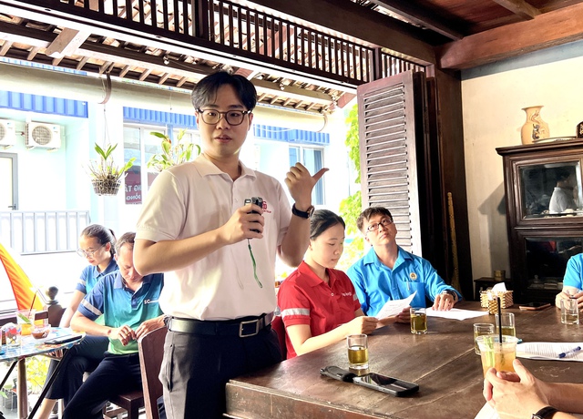 Nh&acirc;n vi&ecirc;n c&agrave; ph&ecirc; s&aacute;ng c&ugrave;ng sếp b&agrave;n chuyện tăng lương - Ảnh 2.