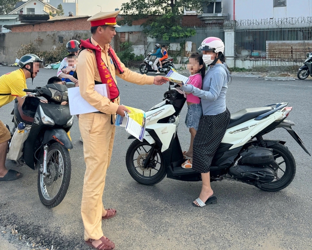 CSGT TP.HCM khuyến c&aacute;o người d&acirc;n kh&ocirc;ng đu trend check-in ở 'biển G&ograve; Vấp' - Ảnh 4.