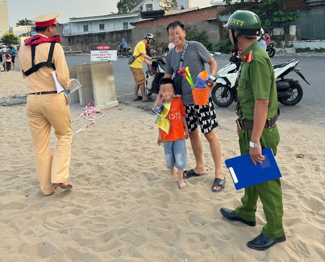 CSGT TP.HCM khuyến c&aacute;o người d&acirc;n kh&ocirc;ng đu trend check-in ở 'biển G&ograve; Vấp' - Ảnh 2.