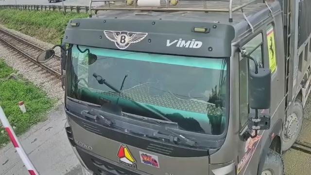T&agrave;i xế điều khiển xe tải Howo 'su&yacute;t' bị t&agrave;u hỏa đ&acirc;m tr&uacute;ng - Ảnh 1.
