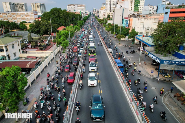 CSGT Tân Sơn Nhất hướng dẫn cách tránh kẹt xe đường Cộng Hòa - Ảnh 1.