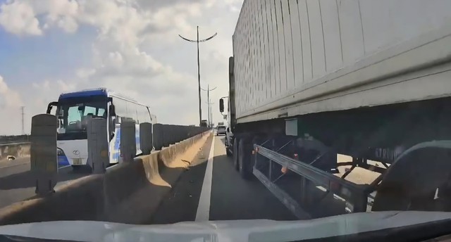 T&agrave;i xế xe đầu k&eacute;o &eacute;p xe con v&agrave;o dải ph&acirc;n c&aacute;ch, g&acirc;y tai nạn bỏ chạy- Ảnh 1.