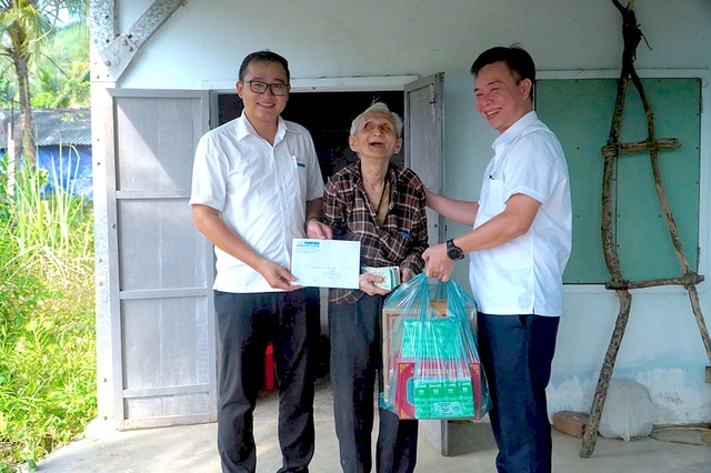 Cụ ông mù lòa được bạn đọc giúp đỡ hơn 96 triệu đồng- Ảnh 1. Cụ ông mù lòa được bạn đọc giúp đỡ hơn 96 triệu đồng- Ảnh 1.