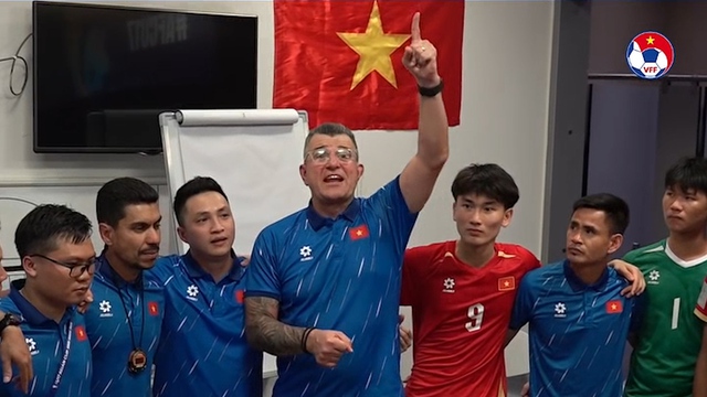 H&eacute; lộ ph&ograve;ng thay đồ U.17 Việt Nam sau trận thắng ngoạn mục U.17 UAE, HLV Roland nghẹn ng&agrave;o- Ảnh 1.
