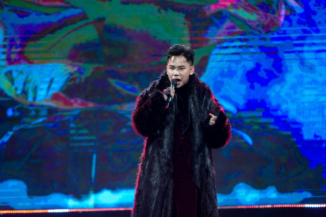 Thái Châu thẳng thắn góp ý chàng trai hát nhạc Song Ngọc - Lam Phương- Ảnh 1. Thái Châu thẳng thắn góp ý chàng trai hát nhạc Song Ngọc - Lam Phương- Ảnh 1.