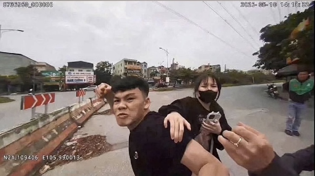 Chở bạn gái không đội mũ bảo hiểm còn đấm CSGT khi bị kiểm tra - Ảnh 1.