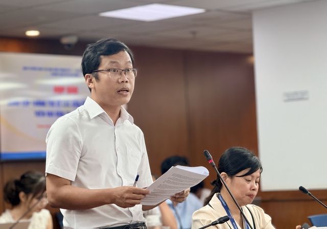 Nhiều nhà chờ xe buýt ở TP.HCM nhếch nhác suốt nhiều năm, ai chịu trách nhiệm? - Ảnh 2.