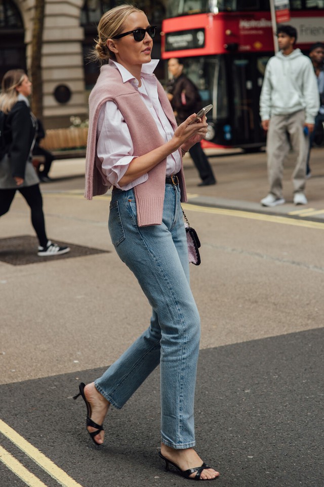 Phối đồ cực cuốn với quần jeans ống đứng- Ảnh 1.