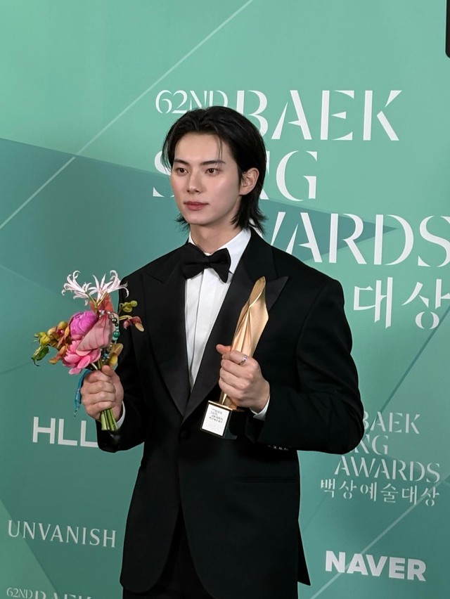 Những bộ trang sức làm nên sức hút tại thảm đỏ Baeksang - Ảnh 1.