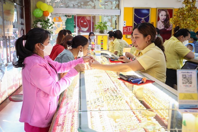 Giá vàng hôm nay 14.5.2026: Giậm chân ở 165 triệu đồng/lượng- Ảnh 1. Giá vàng hôm nay 14.5.2026: Giậm chân ở 165 triệu đồng/lượng- Ảnh 1.