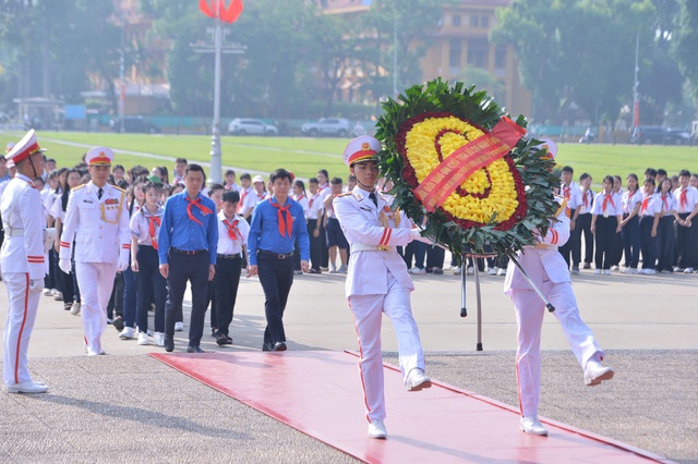 Gần 100 đội vi&ecirc;n ti&ecirc;u biểu v&agrave;o Lăng viếng Chủ tịch Hồ Ch&iacute; Minh- Ảnh 1.