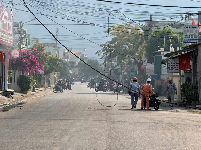  Người phụ nữ bỏ xe máy tháo chạy- Ảnh 3.