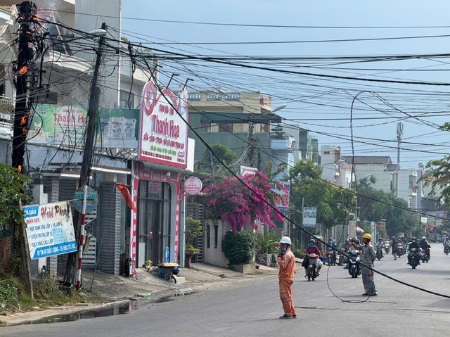  Người phụ nữ bỏ xe máy tháo chạy- Ảnh 4.
