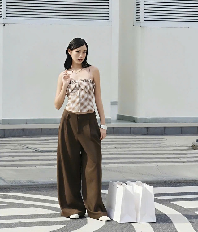 Vừa cổ điển, vừa đậm chất hiện đại với áo hai dây kẻ ca rô- Ảnh 8.