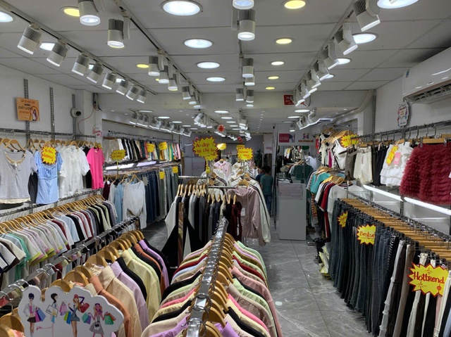 Bất ngờ nhiều shop quần &aacute;o thời trang vắng b&oacute;ng kh&aacute;ch - Ảnh 1.