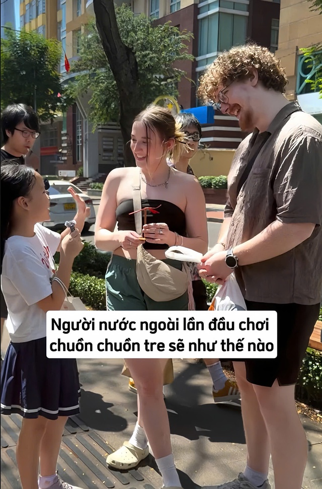 Lan tỏa tr&ecirc;n mạng x&atilde; hội: C&ocirc; b&eacute; 11 tuổi kể chuyện Việt Nam với du kh&aacute;ch - Ảnh 2.