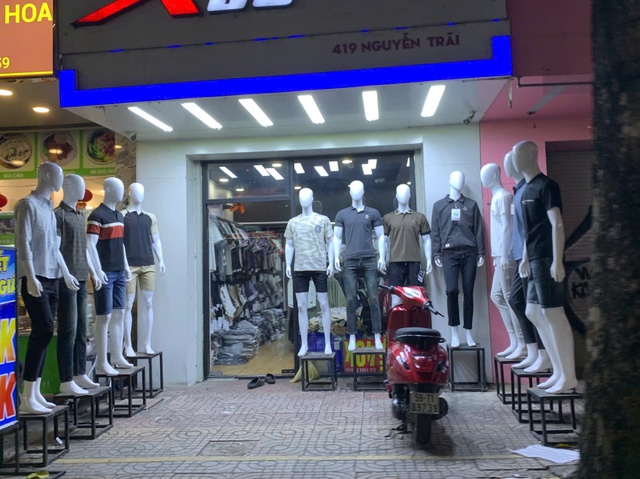 Bất ngờ nhiều shop quần &aacute;o thời trang vắng b&oacute;ng kh&aacute;ch - Ảnh 2.