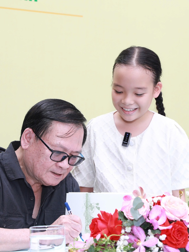 Lan tỏa tr&ecirc;n mạng x&atilde; hội: C&ocirc; b&eacute; 11 tuổi kể chuyện Việt Nam với du kh&aacute;ch - Ảnh 3.