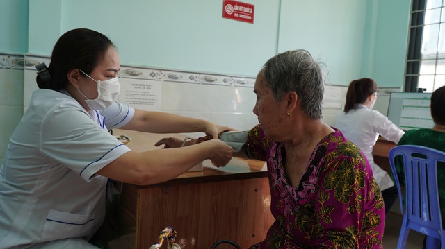 C&agrave; Mau kh&aacute;m sức khỏe miễn ph&iacute;, hướng đến phủ sổ sức khỏe điện tử to&agrave;n d&acirc;n- Ảnh 1.