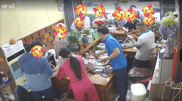 73 vé trúng hơn 3,6 tỉ xổ số miền Nam: Khách vây kín đại lý đổi thưởng - Ảnh 1.