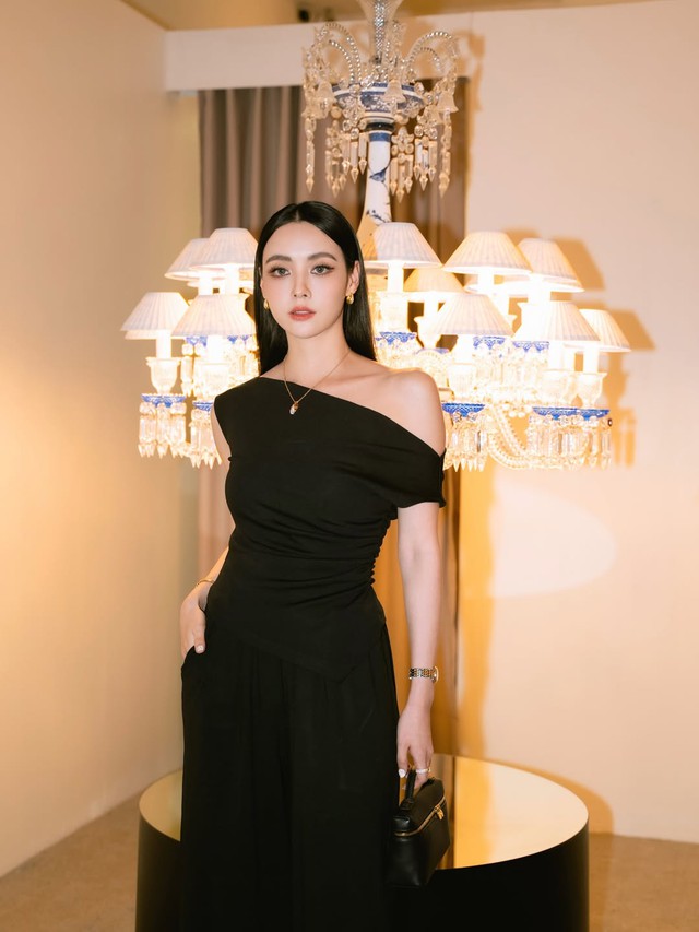 Chinh phục phong cách thời thượng nhờ trang phục màu đen- Ảnh 12.