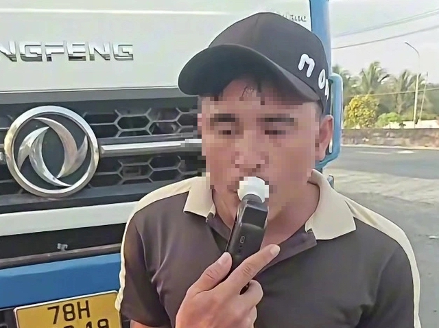 CSGT Khánh Hòa phạt tài xế lạng lách bỏ chạy trên quốc lộ 1 64 triệu đồng- Ảnh 2. CSGT Khánh Hòa phạt tài xế lạng lách bỏ chạy trên quốc lộ 1 64 triệu đồng- Ảnh 2.