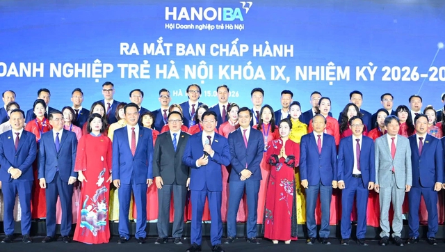 Anh Bùi Quang Huy trao bằng khen của Chính phủ cho Hội Doanh nghiệp trẻ Hà Nội - Ảnh 3.