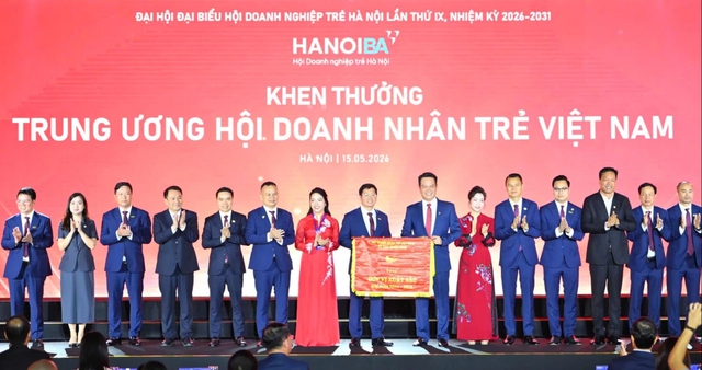 Anh Bùi Quang Huy trao bằng khen của Chính phủ cho Hội Doanh nghiệp trẻ Hà Nội - Ảnh 2.