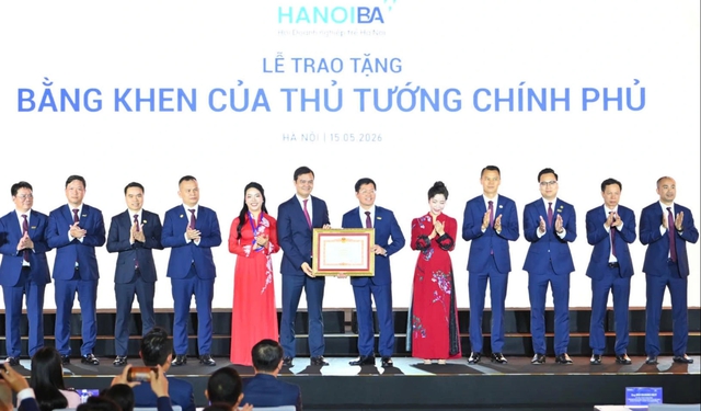 Anh Bùi Quang Huy trao bằng khen của Chính phủ cho Hội Doanh nghiệp trẻ Hà Nội - Ảnh 1.