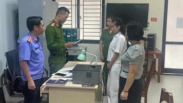 Khởi tố gi&aacute;m đốc v&agrave; kế to&aacute;n nh&agrave; xe V&acirc;n Anh - Ảnh 1.