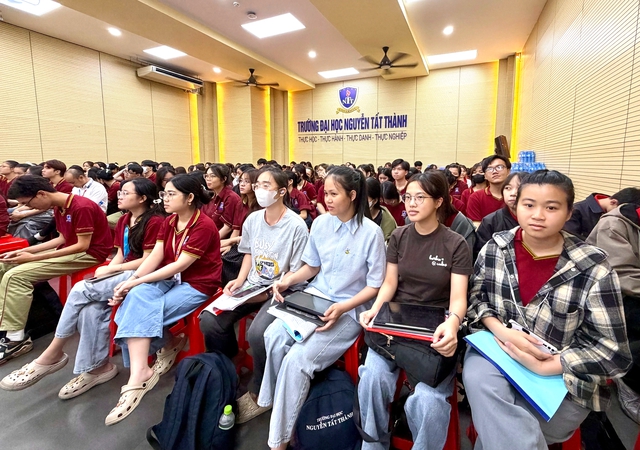 Trường ĐH bàn về phát triển bền vững trong thời đại bùng nổ công nghệ - Ảnh 1.