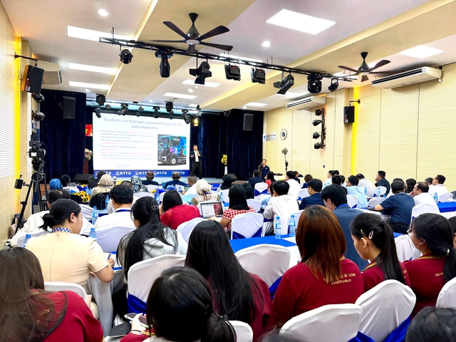Trường ĐH bàn về phát triển bền vững trong thời đại bùng nổ công nghệ - Ảnh 2.