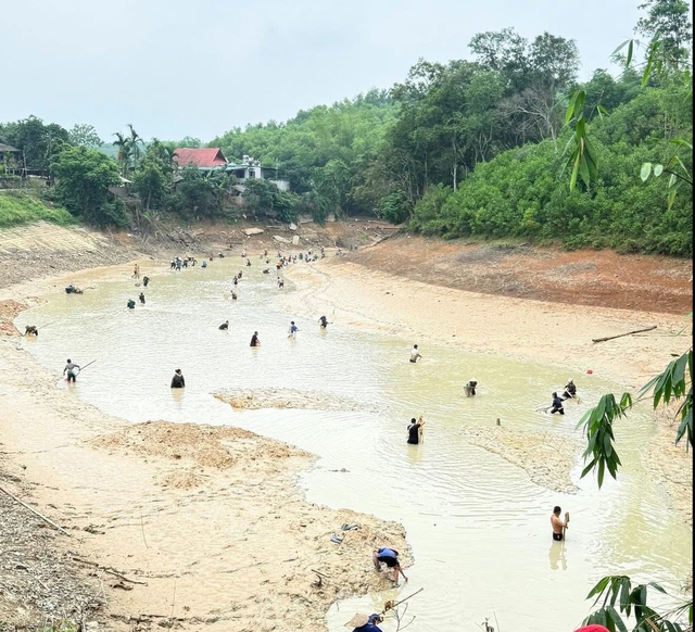 'Độc, lạ' cả l&agrave;ng g&oacute;p tiền mua c&aacute; giống, ng&agrave;y k&eacute;o lưới ai cũng c&oacute; phần - Ảnh 2.