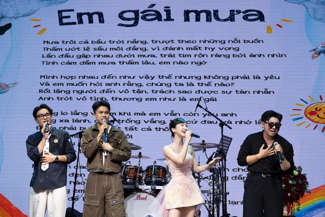 Hương Tràm hỗ trợ fan cầu hôn, hé lộ dự án mới sau khi về Việt Nam - Ảnh 2.