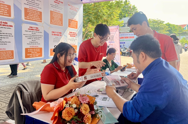 Sàn việc làm phường Minh Phụng: Lương công nhân lên đến 33 triệu đồng/tháng - Ảnh 2.
