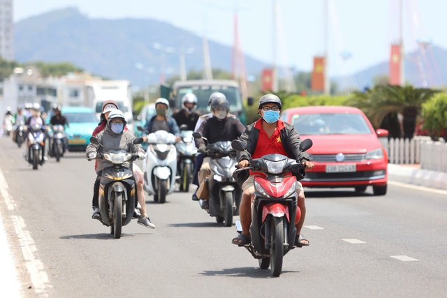 Nắng n&oacute;ng tại Kh&aacute;nh H&ograve;a, c&oacute; nơi gần 39 độ C- Ảnh 2.