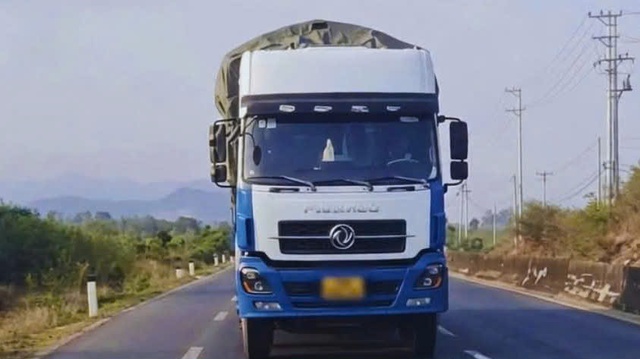 CSGT Khánh Hòa phạt tài xế lạng lách bỏ chạy trên quốc lộ 1 64 triệu đồng- Ảnh 1. CSGT Khánh Hòa phạt tài xế lạng lách bỏ chạy trên quốc lộ 1 64 triệu đồng- Ảnh 1.