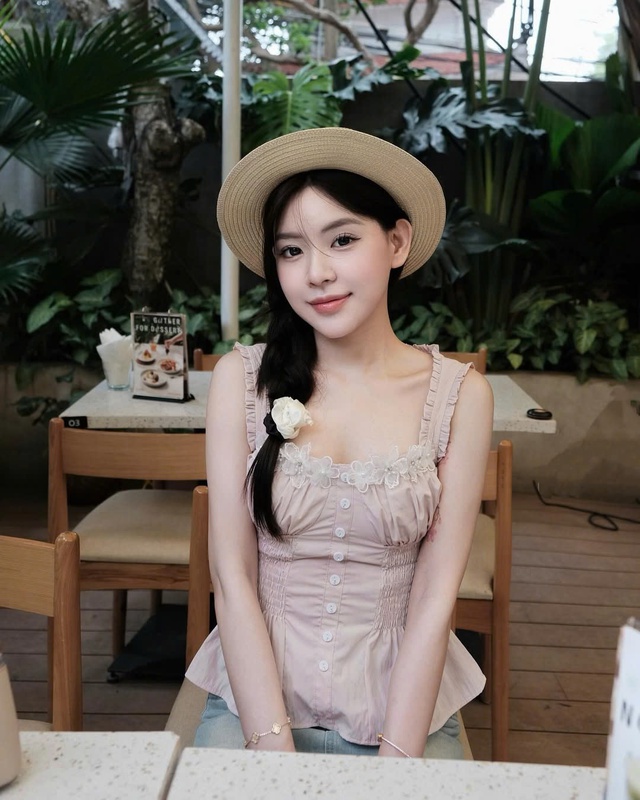 Chút tinh tế từ áo kiểu đính khuy giúp nàng thêm phần thanh lịch- Ảnh 3.
