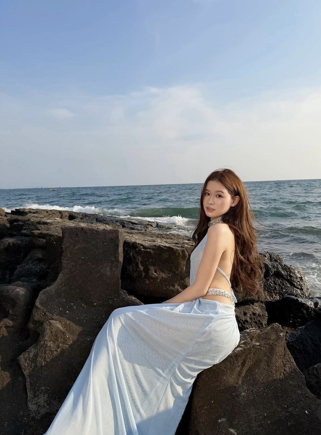 Vẻ đẹp quyến rũ cùng đầm hở lưng- Ảnh 3.
