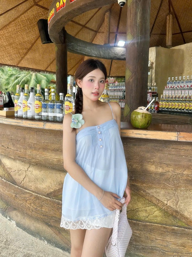 Chút tinh tế từ áo kiểu đính khuy giúp nàng thêm phần thanh lịch- Ảnh 7.